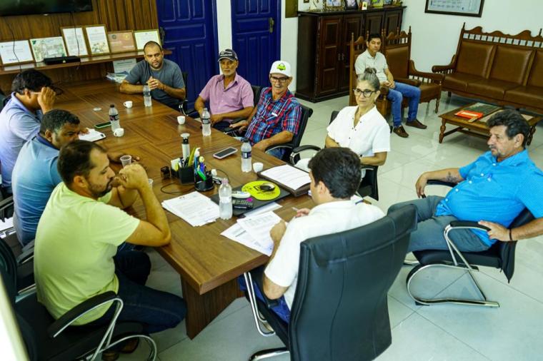 Prefeito Valdir Júnior se reúne com vereadores no gabinete municipal
