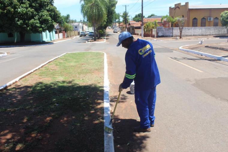 Prefeitura de Nioaque realiza pintura de meios-fios e manutenção das vias públicas
