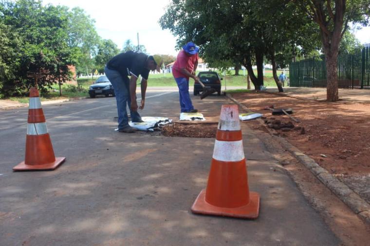 Prefeitura de Nioaque realiza serviço de tapa-buracos para melhorar o tráfego urbano