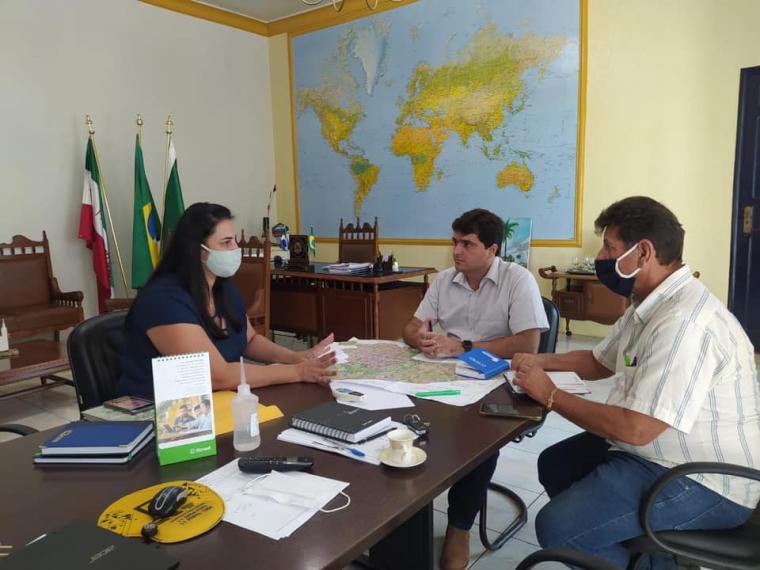 Prefeito Valdir Júnior recebe Gerente Regional da Sanesul para tratrar sobre saneamento básico de Nioaque 